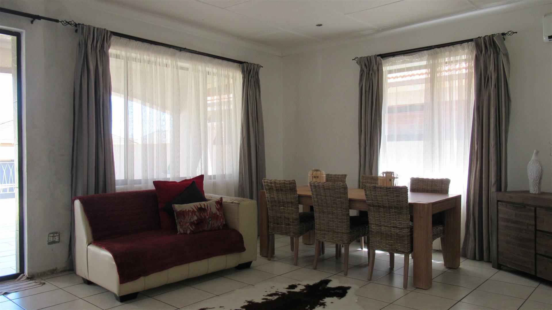 Lounges - 33 square meters of property in Orange Grove