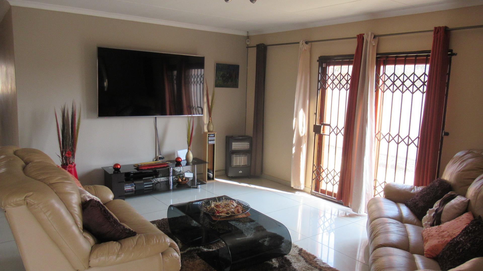 Lounges - 26 square meters of property in Greenhills