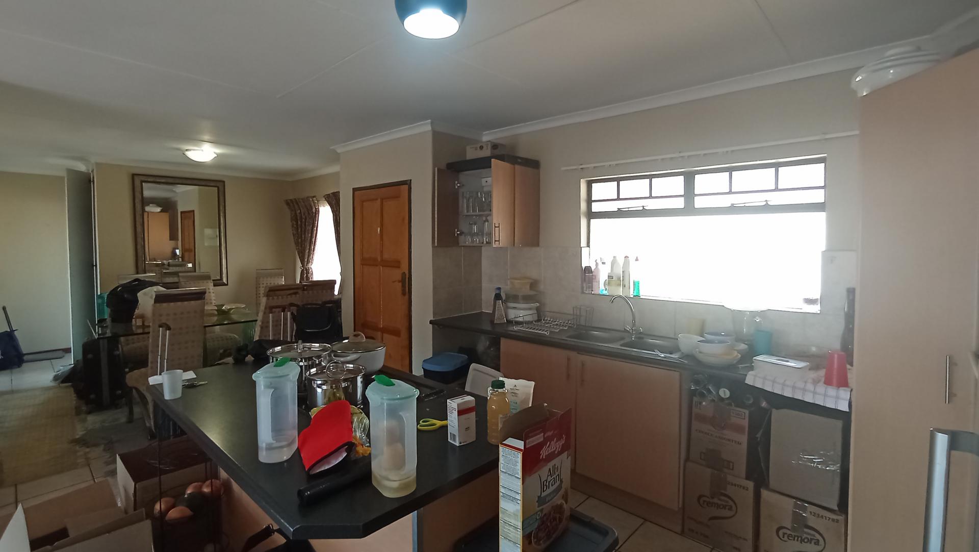 Kitchen - 11 square meters of property in Erand Gardens