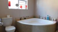 Main Bathroom - 11 square meters of property in Bulwer (Dbn)