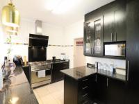 Kitchen of property in Kleve Hill Park