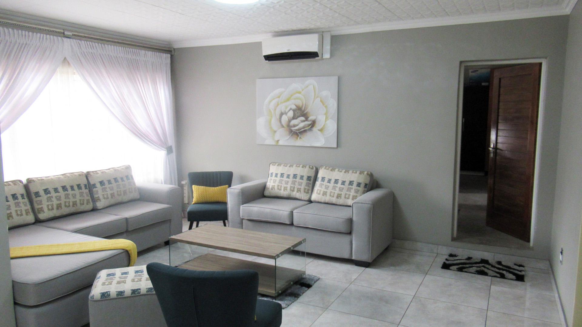 Lounges - 39 square meters of property in Parkdene (JHB)