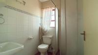 Bathroom 3+ - 42 square meters of property in Raslouw