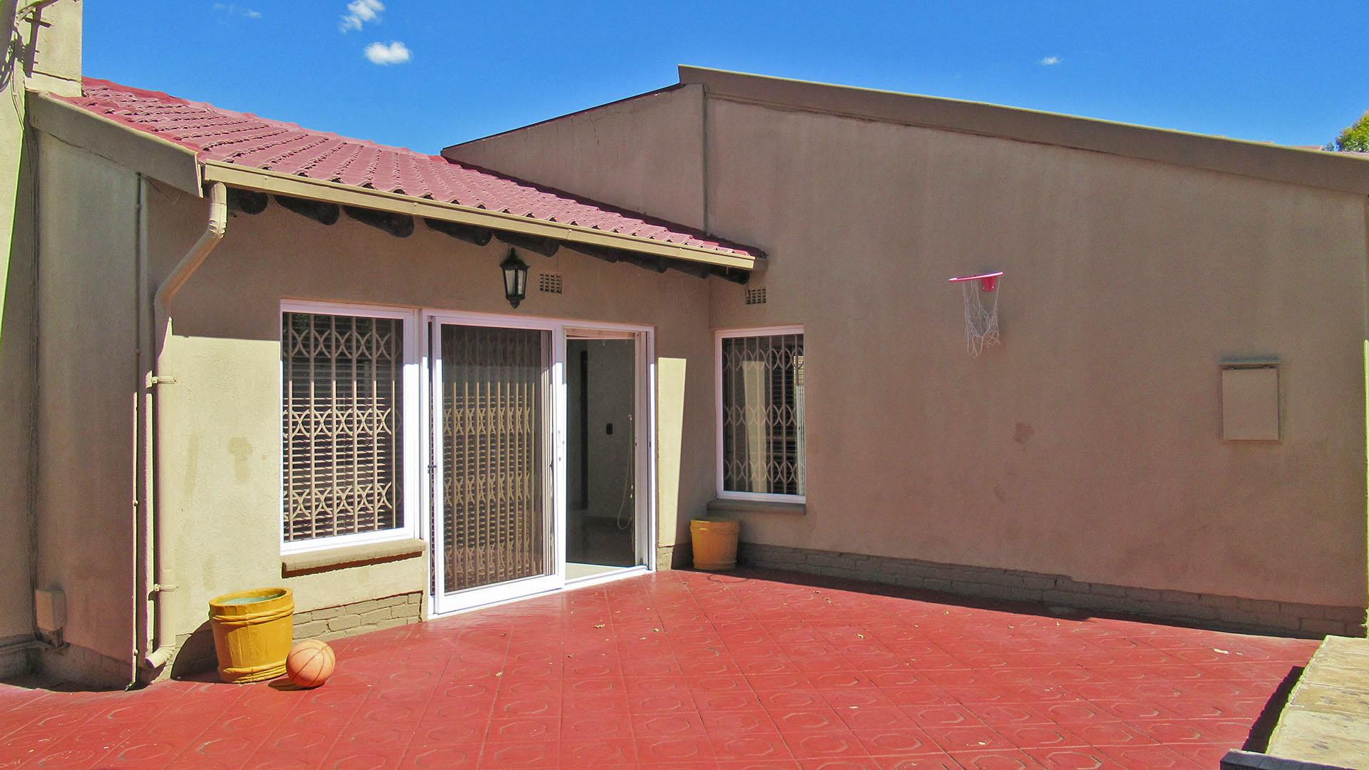 Front View of property in Brackendowns