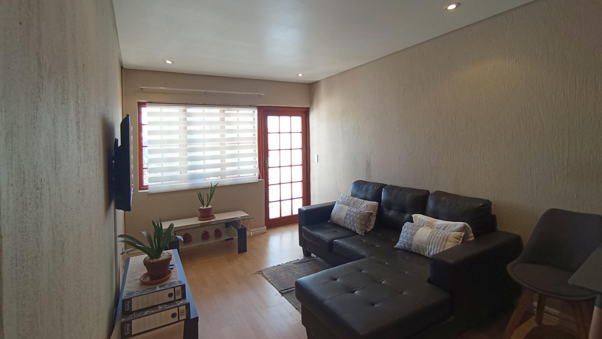 Lounges - 10 square meters of property in Bryanston