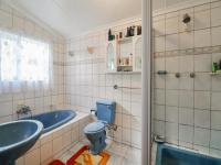 Main Bathroom of property in George Central