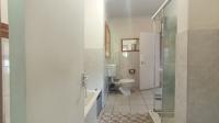 Bathroom 1 - 9 square meters of property in Fontainebleau
