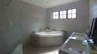 Main Bathroom - 11 square meters of property in Buccleuch