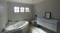 Main Bathroom - 11 square meters of property in Buccleuch