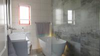 Bathroom 1 - 8 square meters of property in Chancliff Ridge