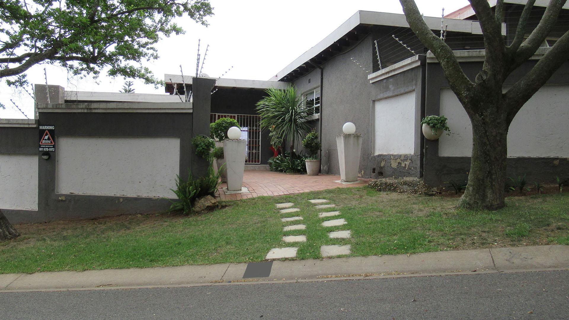 Front View of property in Kloofendal
