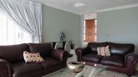 Lounges - 61 square meters of property in Kloofendal