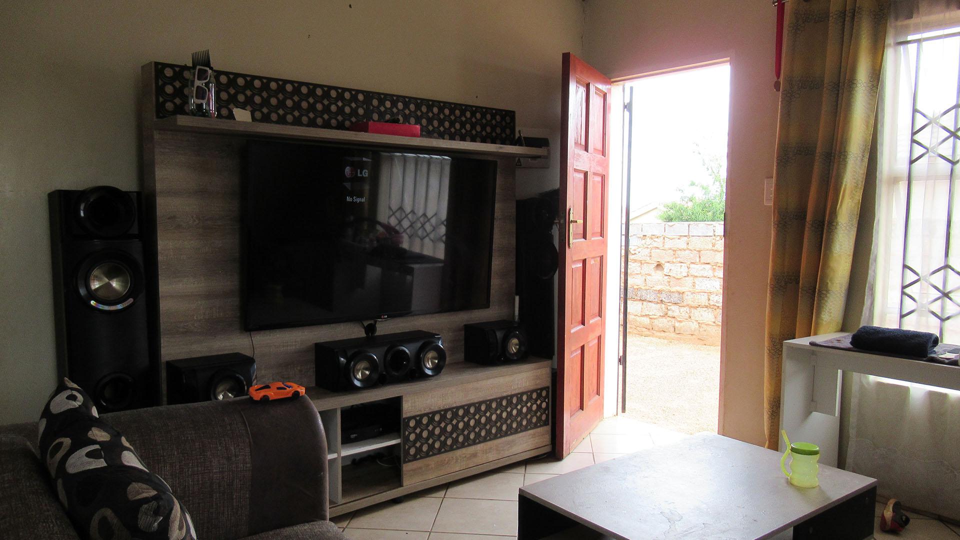 Lounges - 15 square meters of property in Lehae