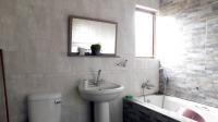 Bathroom 1 - 7 square meters of property in Dassenhoek