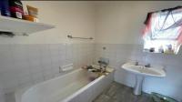 Bathroom 3+ of property in Schuinshoogte