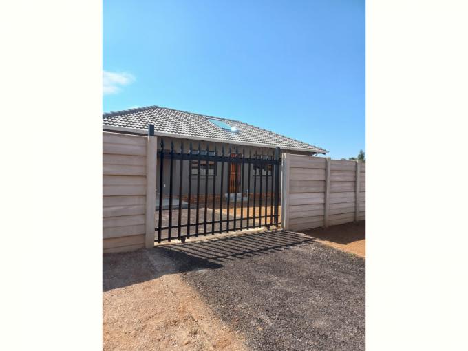 3 Bedroom House to Rent in Azaadville Gardens - Property to rent - MR609054