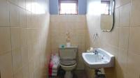 Guest Toilet - 3 square meters of property in Ferncliffe