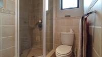 Bathroom 3+ - 5 square meters of property in Maroeladal