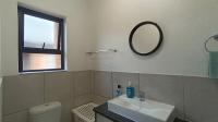 Main Bathroom - 4 square meters of property in Ravenswood