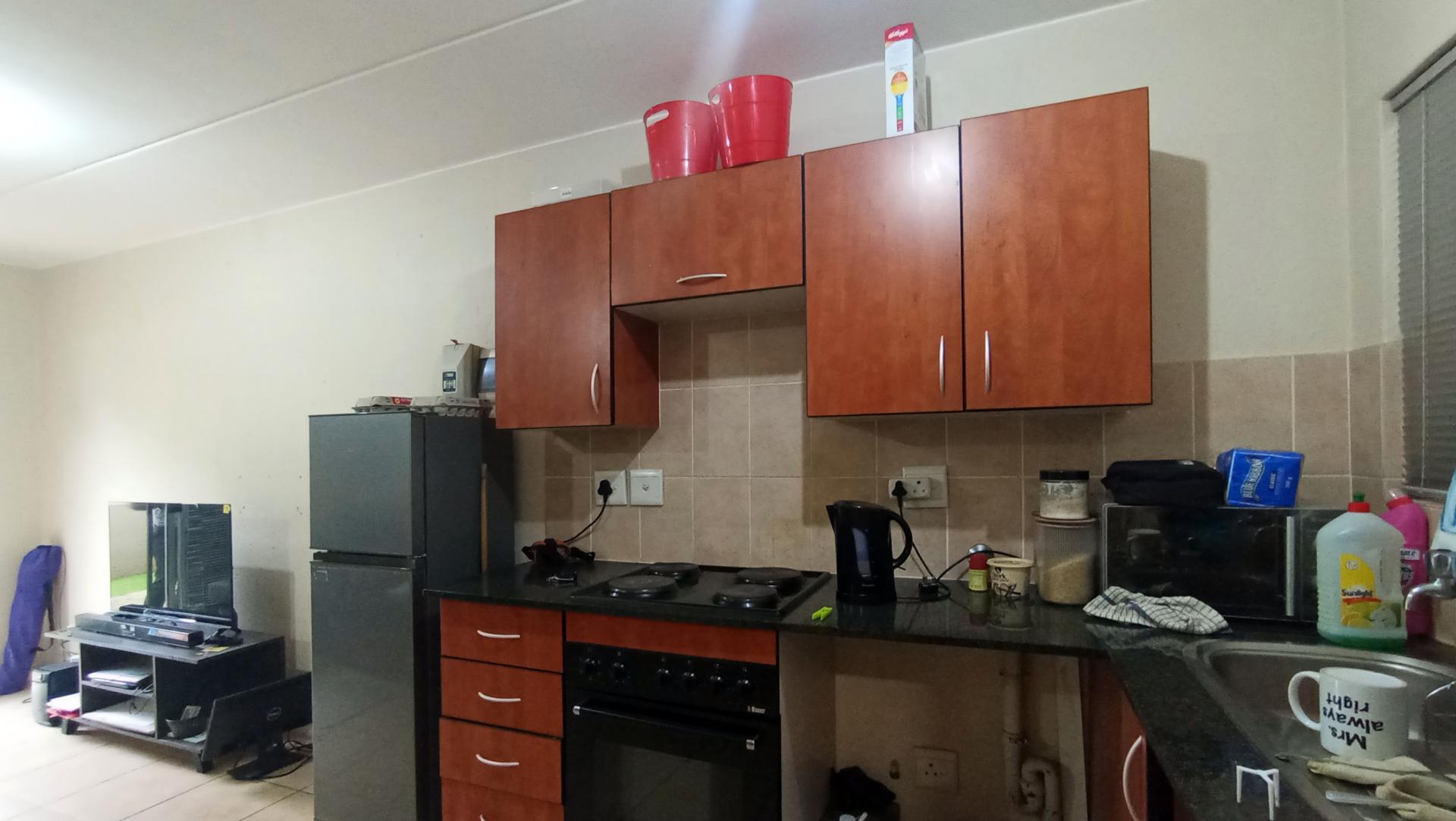 Kitchen - 5 square meters of property in Klippoortje