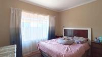Bed Room 1 - 17 square meters of property in Waterval East