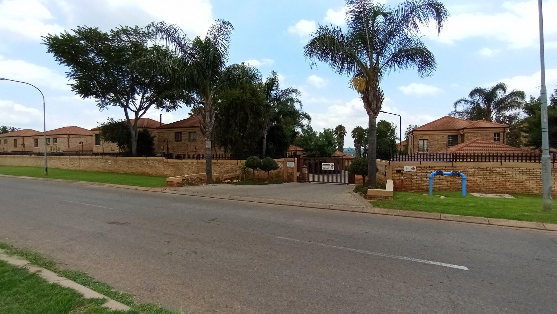 Front View of property in Amorosa