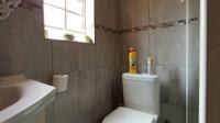 Main Bathroom - 4 square meters of property in Die Hoewes