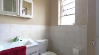 Main Bathroom - 4 square meters of property in Heuwelsig Estate