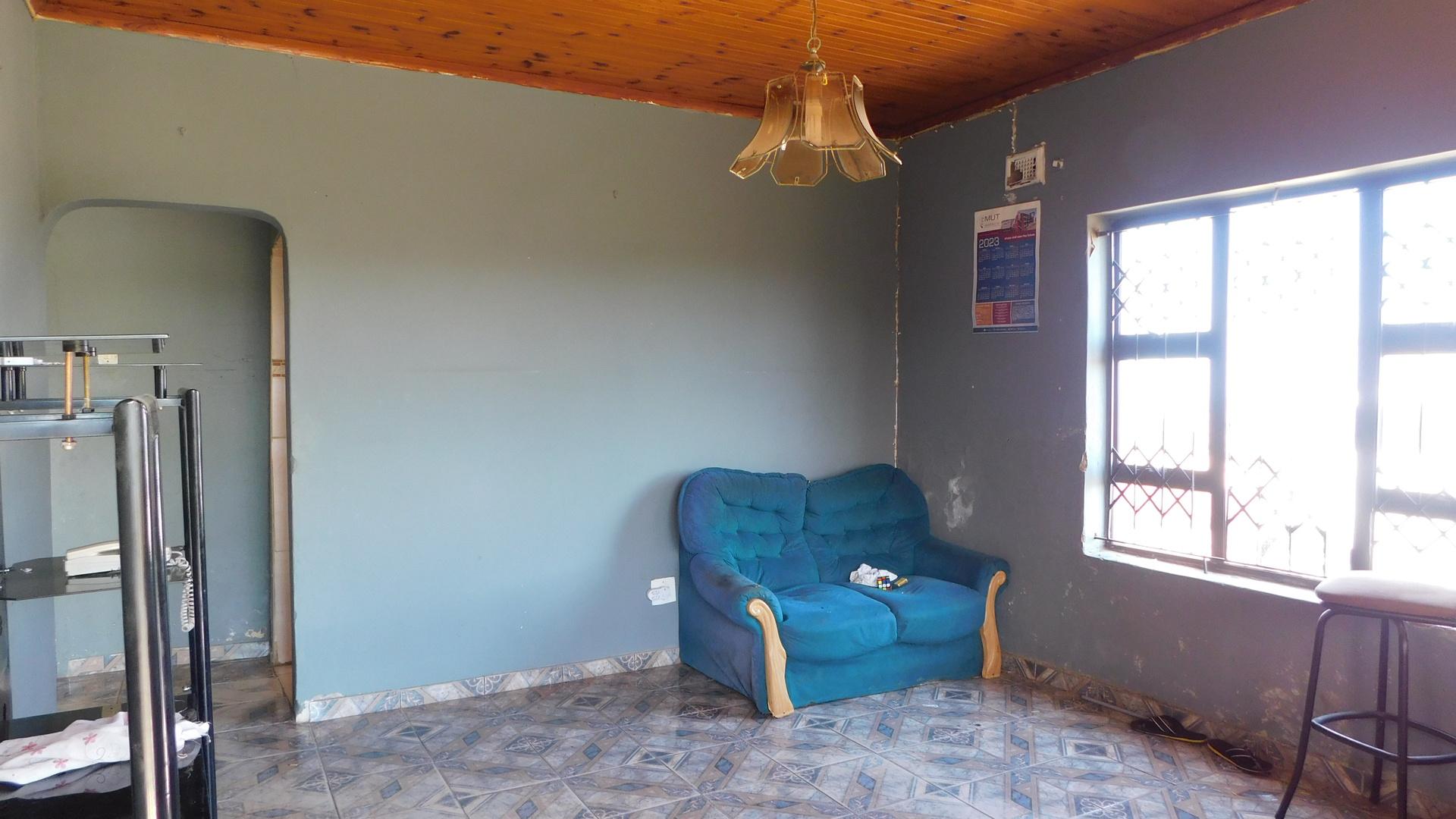 Lounges - 17 square meters of property in Umlazi