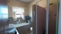 Bathroom 1 - 7 square meters of property in Kraaifontein