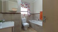 Bathroom 1 - 7 square meters of property in Sunninghill