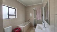 Main Bathroom - 10 square meters of property in Lilianton