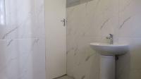 Bathroom 1 - 5 square meters of property in Mondeor