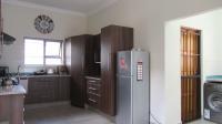 Kitchen - 17 square meters of property in Brackenhurst