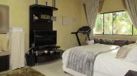 Main Bedroom - 34 square meters of property in Waverley - JHB