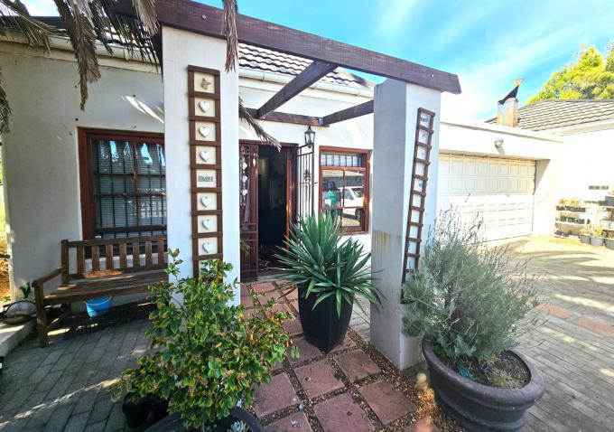 5 Bedroom House for Sale For Sale in Paarl - MR626476