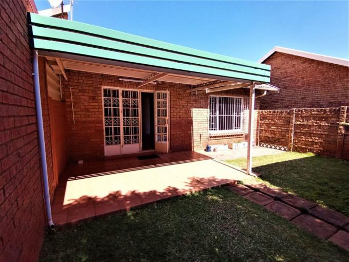 2 Bedroom Sectional Title for Sale For Sale in Die Hoewes - MR628508