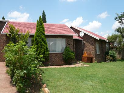 3 Bedroom House for Sale For Sale in Rooihuiskraal - Home Sell - MR07199