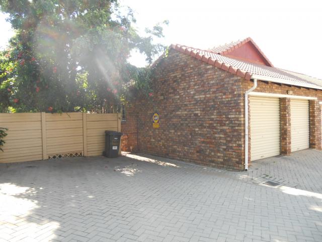 3 Bedroom Simplex for Sale For Sale in Rooihuiskraal - Home Sell - MR080025