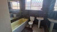 Bathroom 1 of property in Malvern