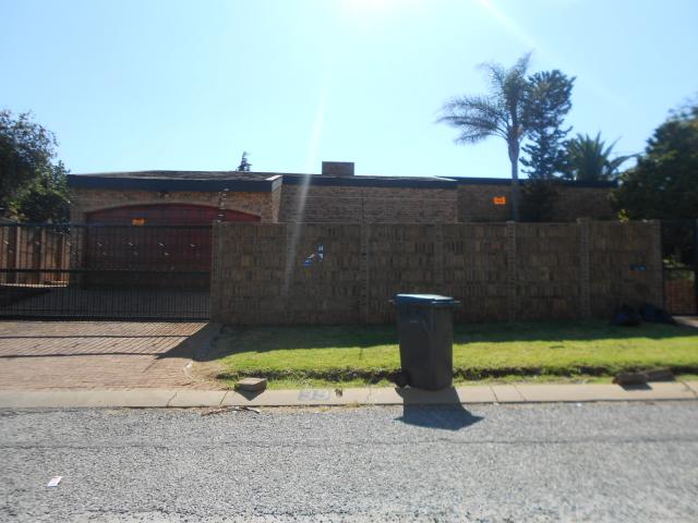 3 Bedroom House for Sale For Sale in Roodekrans - Home Sell - MR088527