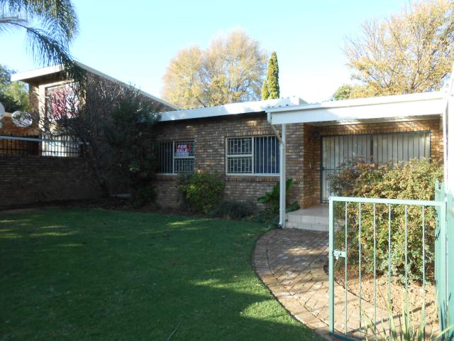 3 Bedroom Duet for Sale For Sale in Waterkloof Glen - Home Sell - MR091199