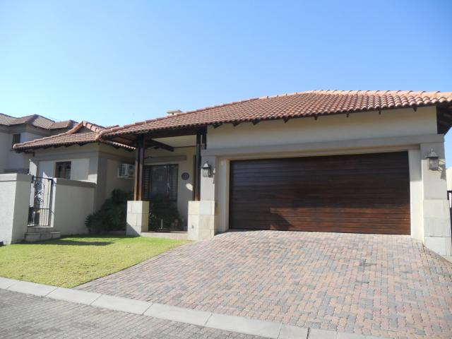 3 Bedroom House for Sale For Sale in Douglasdale - Home Sell - MR092795