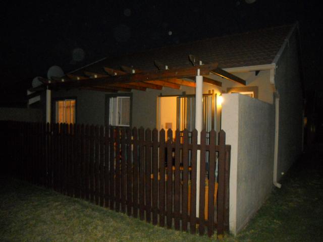 2 Bedroom Sectional Title for Sale For Sale in Greenstone Hill - Home Sell - MR092808