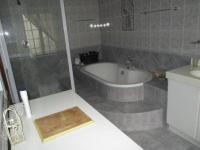 Main Bathroom of property in Onrus Rivier (Onrus)