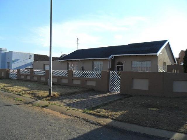 3 Bedroom House for Sale For Sale in Lenasia South - Home Sell - MR103789
