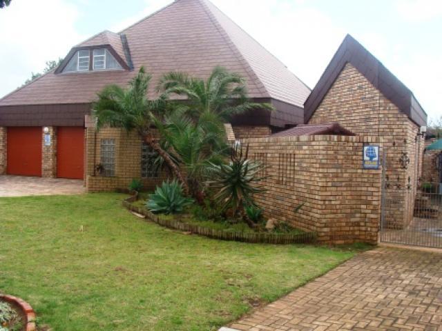 4 Bedroom House for Sale For Sale in Summerstrand - Home Sell - MR105415