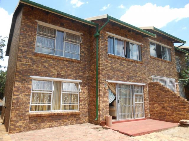 2 Bedroom Sectional Title for Sale For Sale in Buccleuch - Private Sale - MR106602