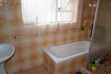 Bathroom 2 - 7 square meters of property in Athlone - CPT