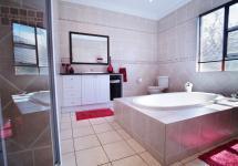 Bathroom 1 - 19 square meters of property in Woodhill Golf Estate